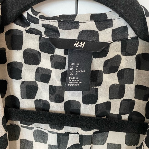 H&M Black & White Patterned Blouse - Picture 3 of 4